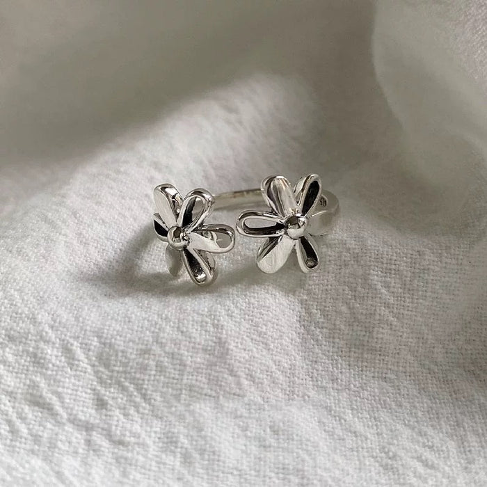 Double Daisy Open Ring – Playful Bloom in Silver