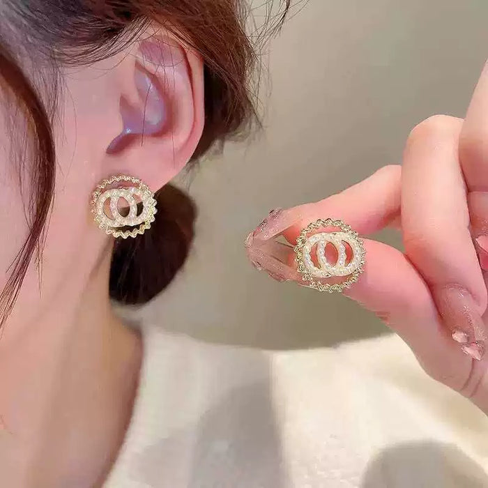 Elegant Round Pearl Stud Earrings – Gold-Tone Geometric Frame