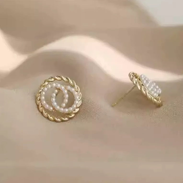 Elegant Round Pearl Stud Earrings – Gold-Tone Geometric Frame