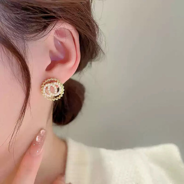 Elegant Round Pearl Stud Earrings – Gold-Tone Geometric Frame