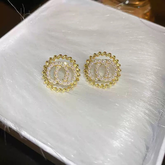 Elegant Round Pearl Stud Earrings – Gold-Tone Geometric Frame